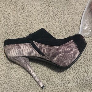 Chic Black and Gray Snakeskin Women's Heels